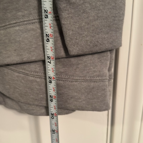 Old Navy tulip hem hoodie with side pockets - Picture 7 of 10